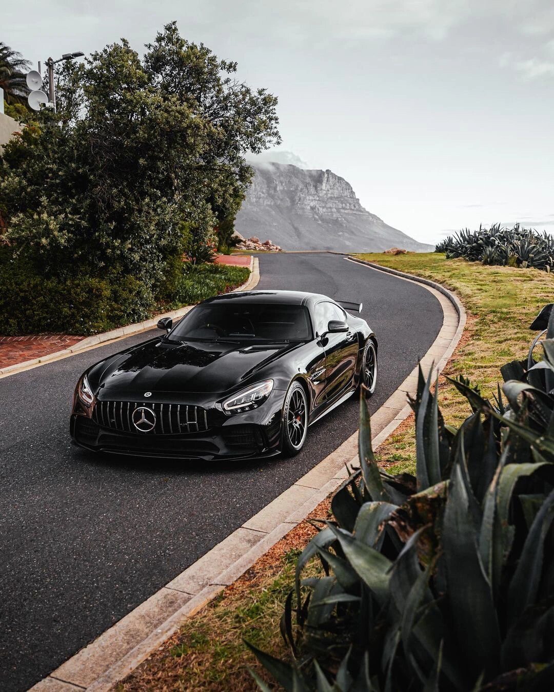 车评# #知识校园#    豪车鉴赏 | 奔驰amg gtr:赛道传奇的再现!