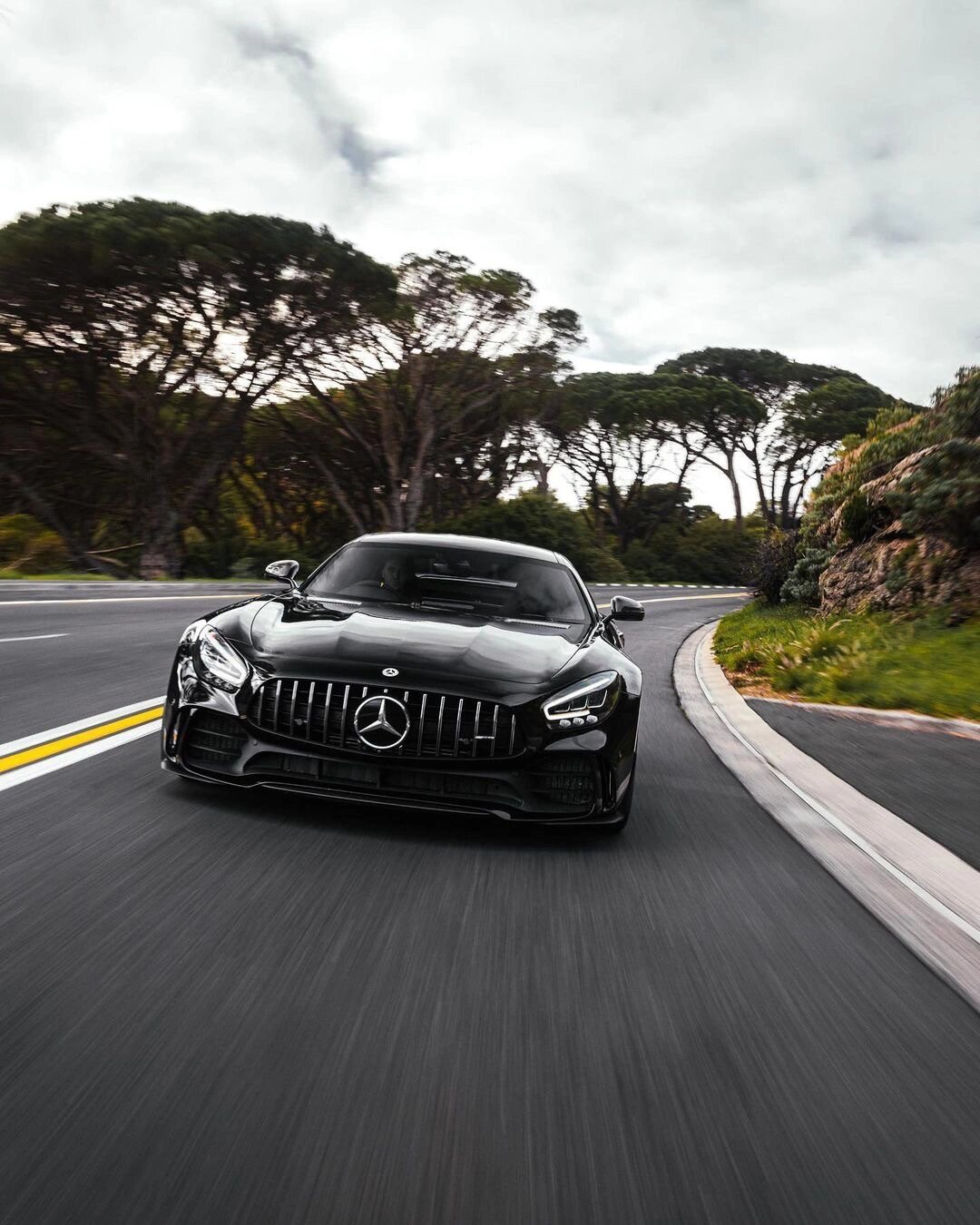 车评# #知识校园#    豪车鉴赏 | 奔驰amg gtr:赛道传奇的再现!