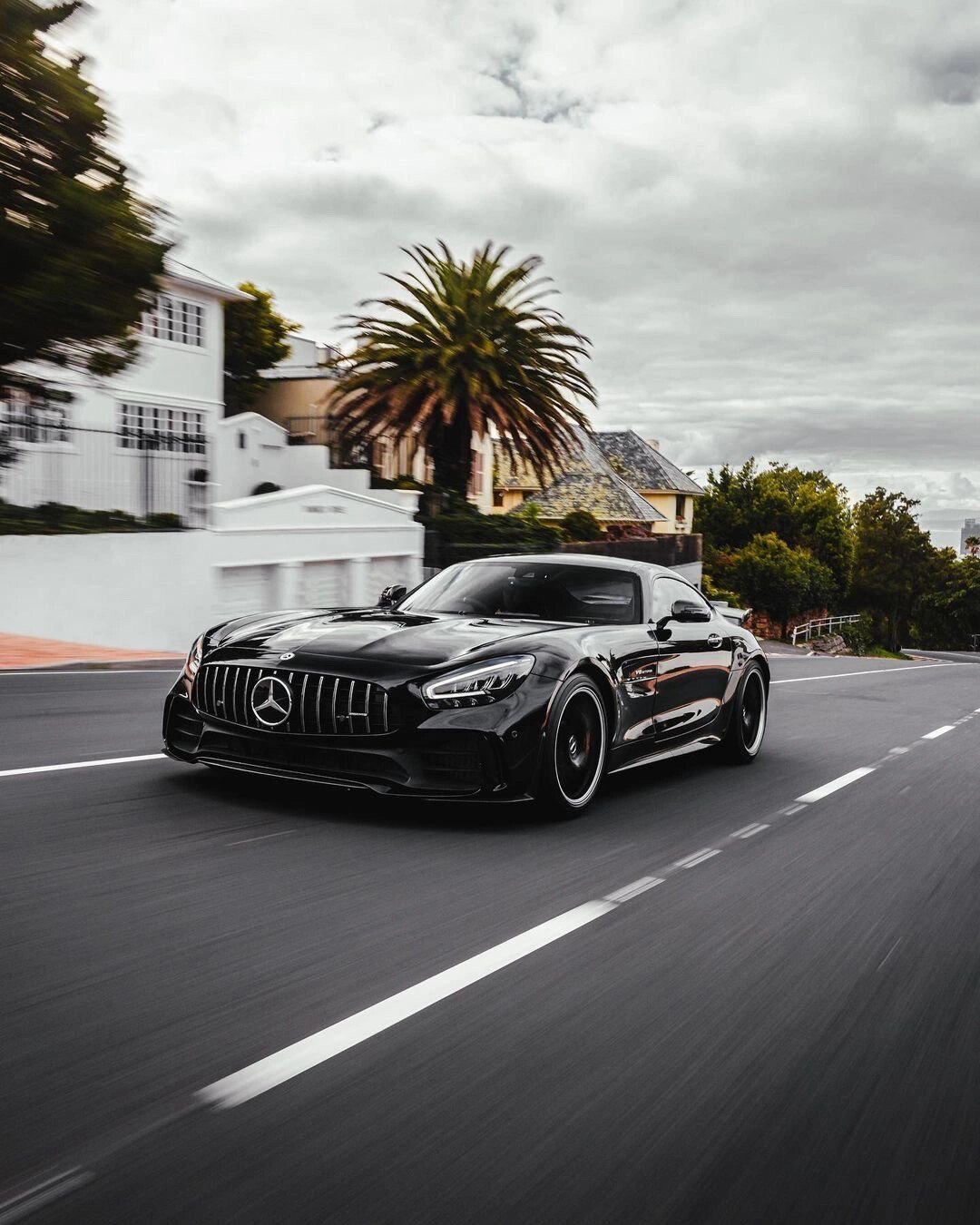 车评# #知识校园#    豪车鉴赏 | 奔驰amg gtr:赛道传奇的再现!