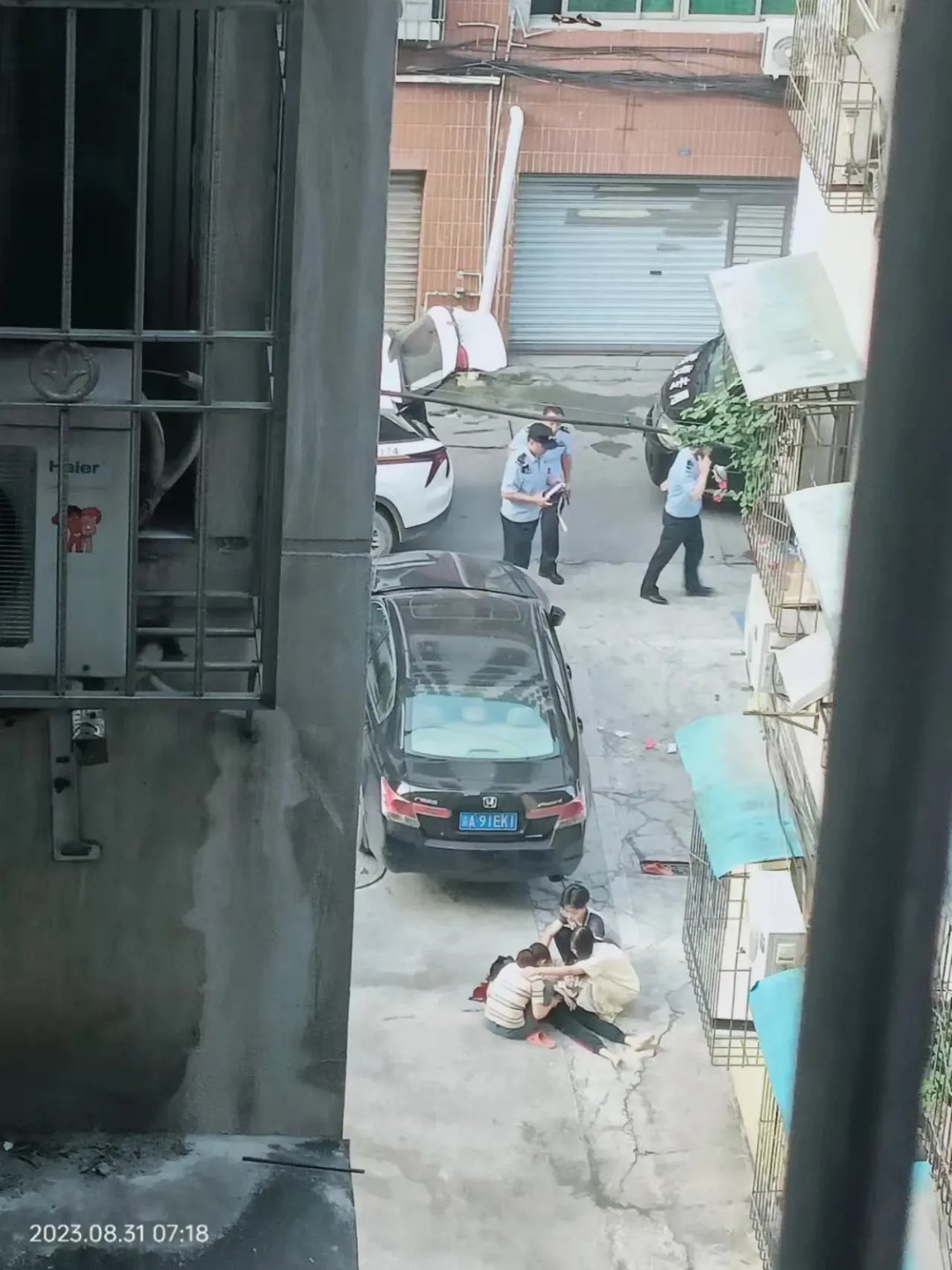 8月31日一小区,小学娃儿跳楼当场死亡; 此家庭有三