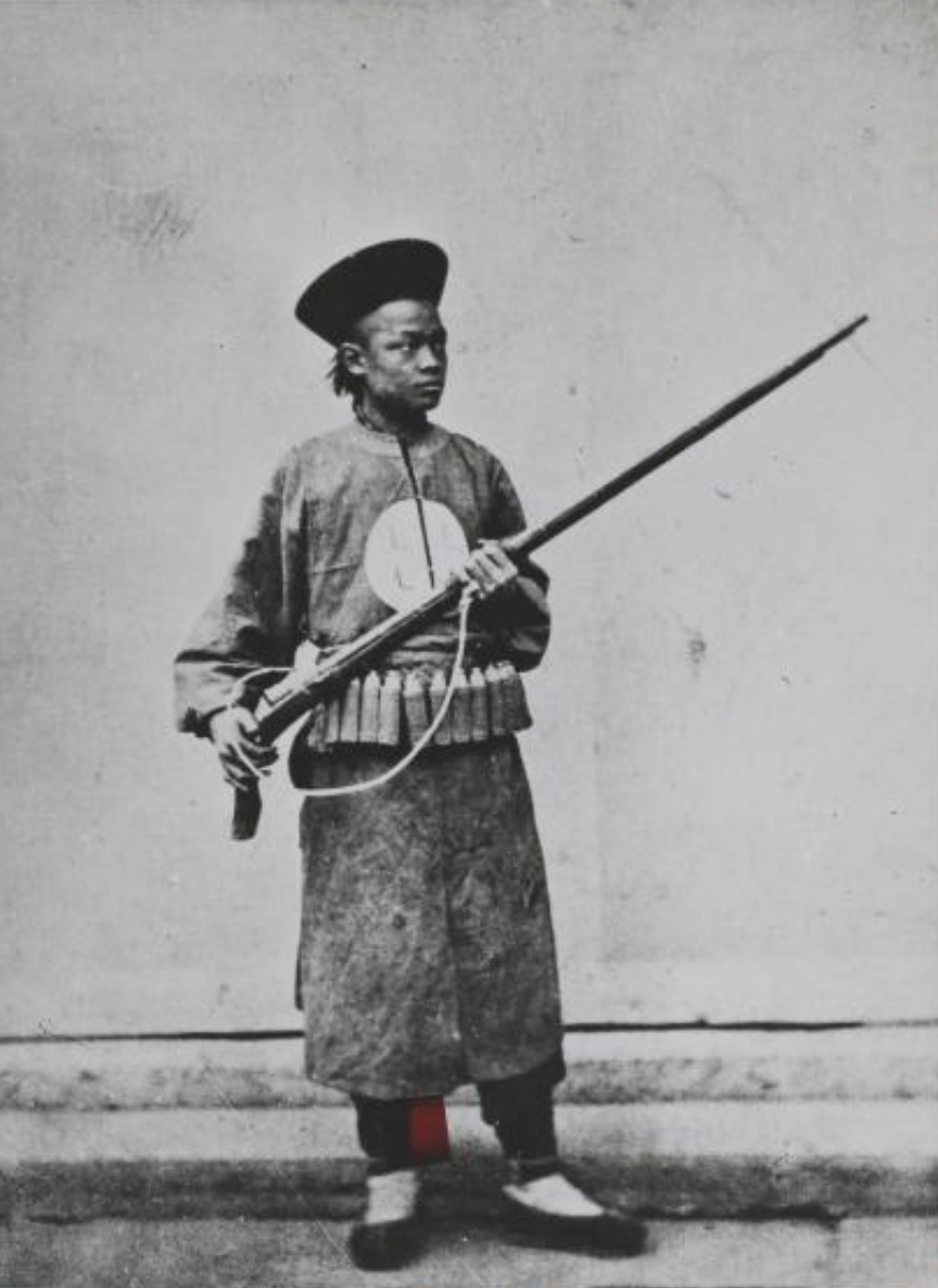 照片拍摄于1870年,展示火绳枪的清朝士兵