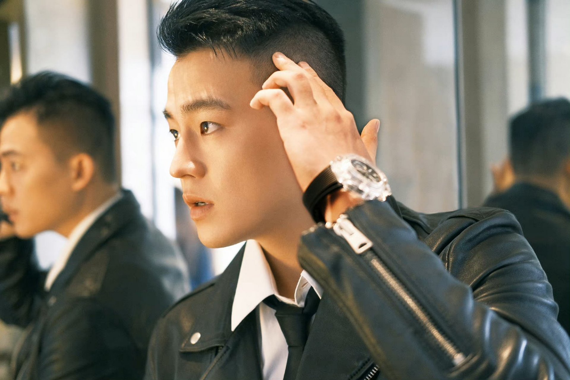 欧豪身穿黑色机车皮衣内搭白衬衫和牛仔裤现,时尚潮流的街头魅力,尽显