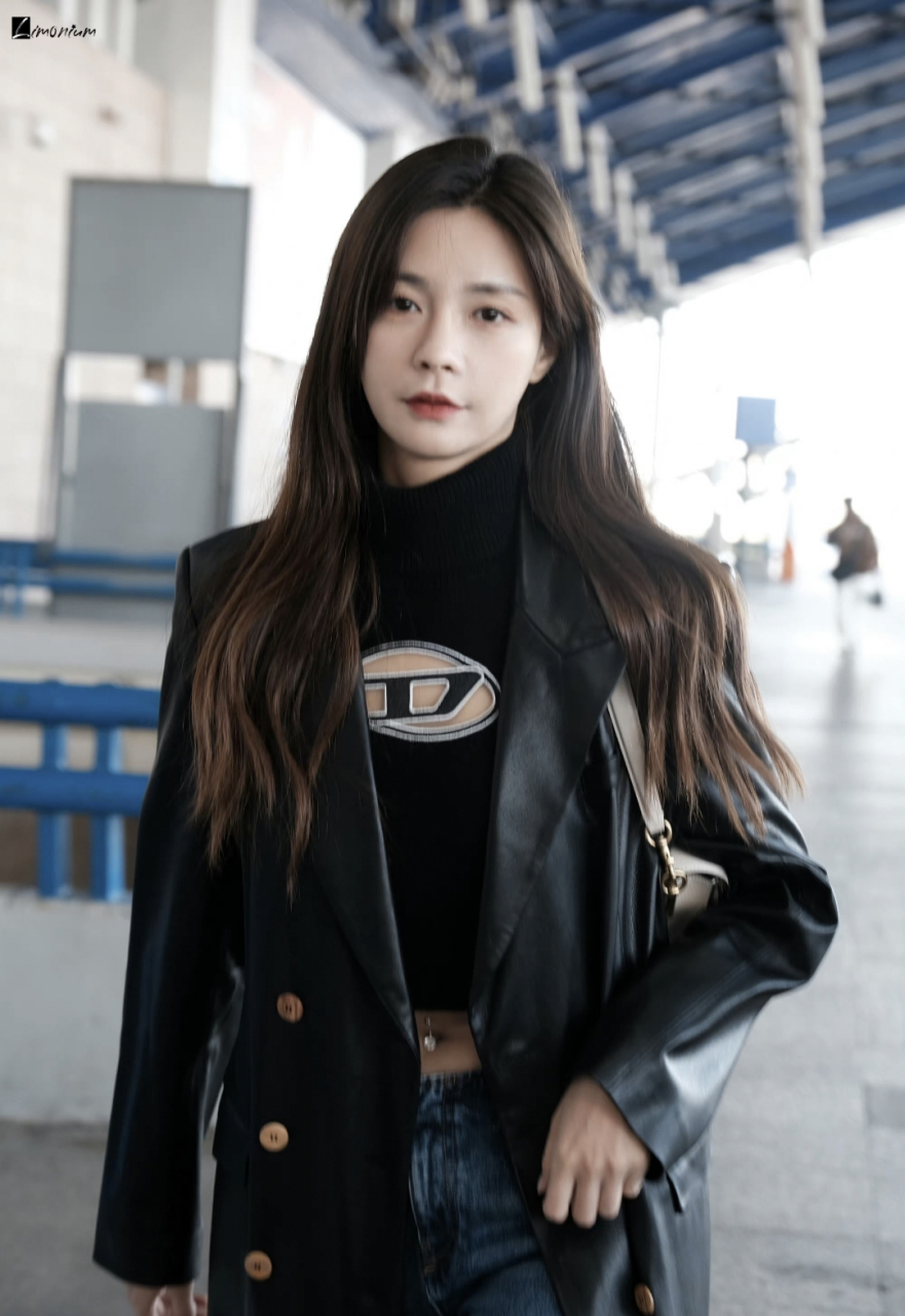 沈梦辰私服御姐魅力十足,身穿黑色皮风衣和牛仔裤搭配,大方利落,搭配