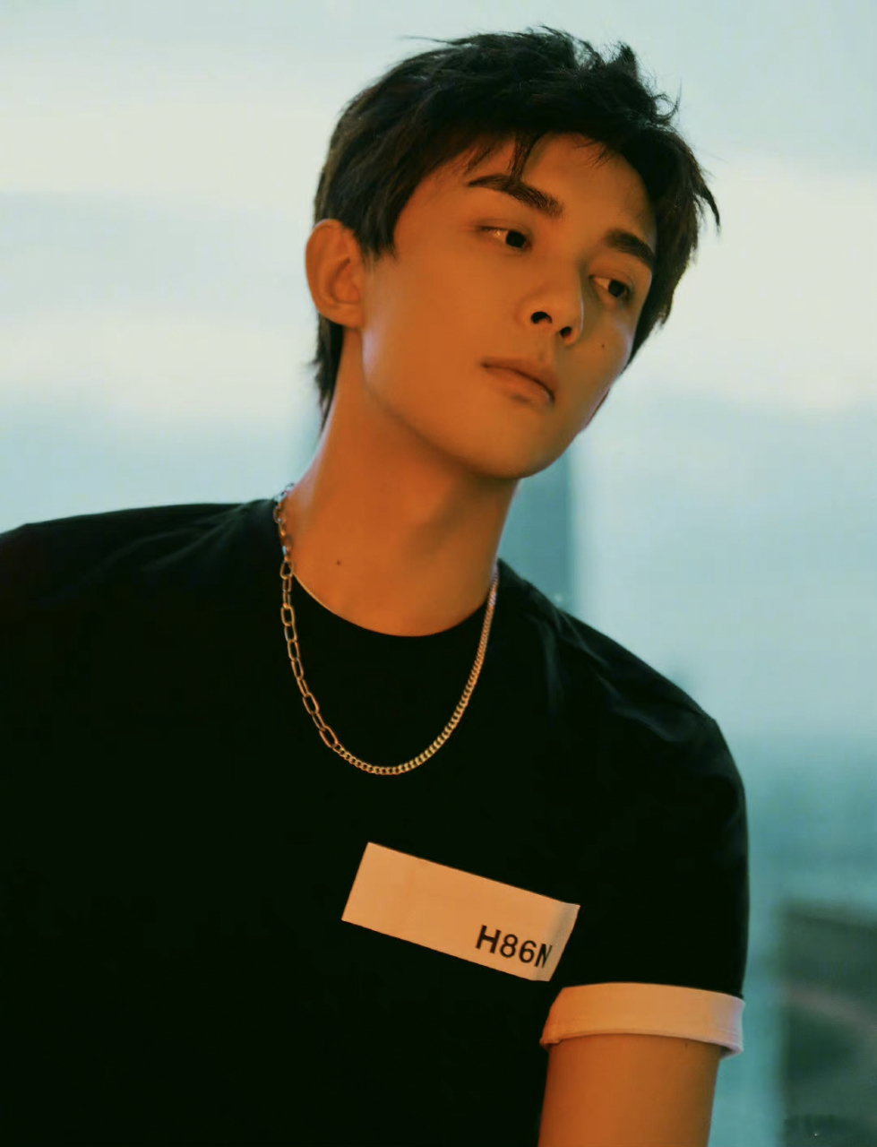 吴磊身穿黑色修身t搭配破洞牛仔裤,既有男孩的清新阳光,又带有型男的