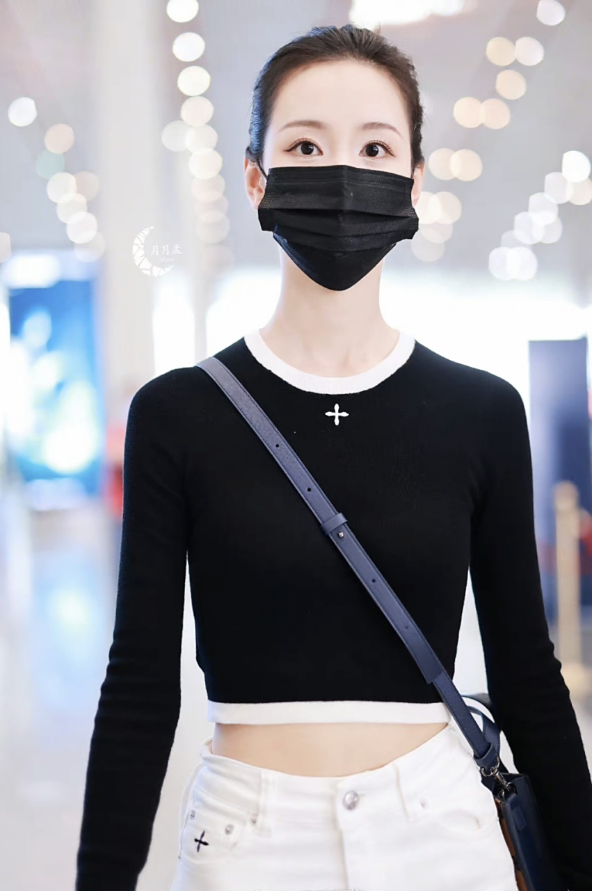 陈都灵机场生图真的好美,身穿黑色露腰上衣搭配白色牛仔裤,简约黑白配