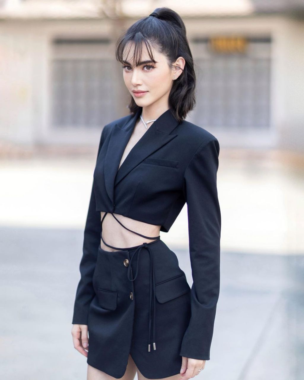 泰星mai davika活动造型,身穿黑色绑带西服套装撞衫 lisa,米色和黑色