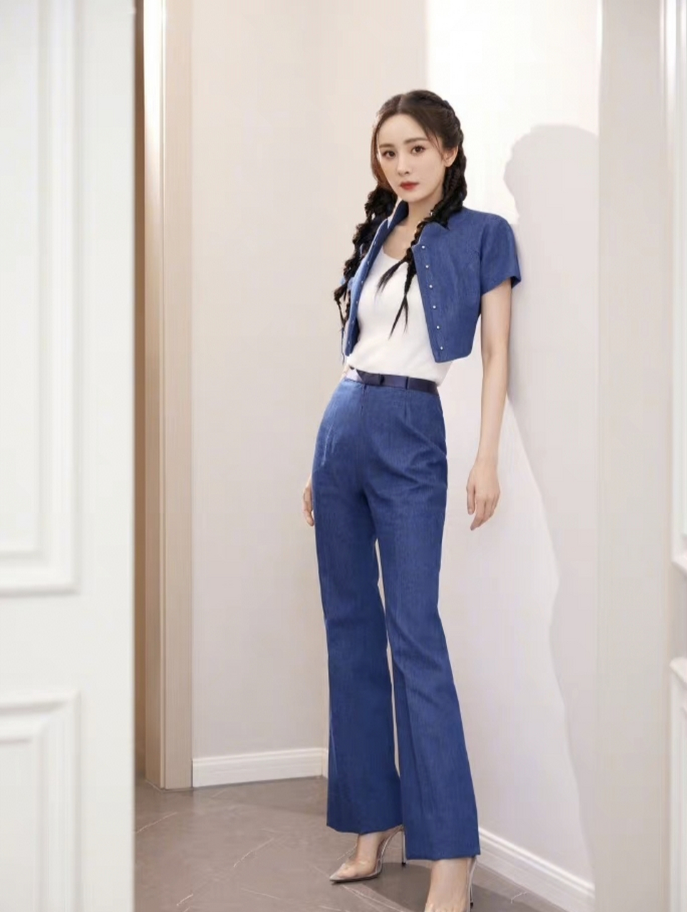 杨幂身穿蓝色牛仔套装搭配白色t恤清爽套装,利落有型,秀出纤细小蛮腰