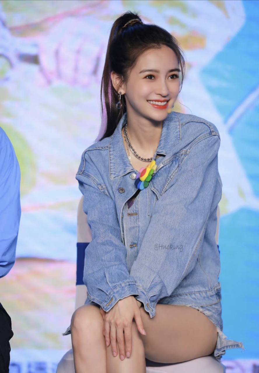 angelababy杨颖身穿牛仔外套和短裤内搭香芋紫裹胸,带挑染的高扎马尾