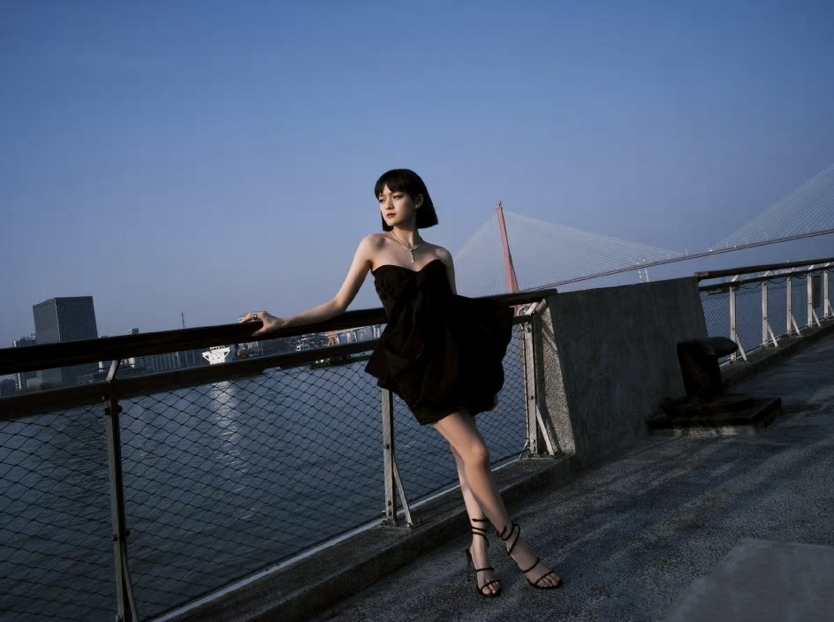 文淇身穿黑色抹胸连衣短裙搭配高跟鞋,留着齐刘海短发,十分俏皮,元气