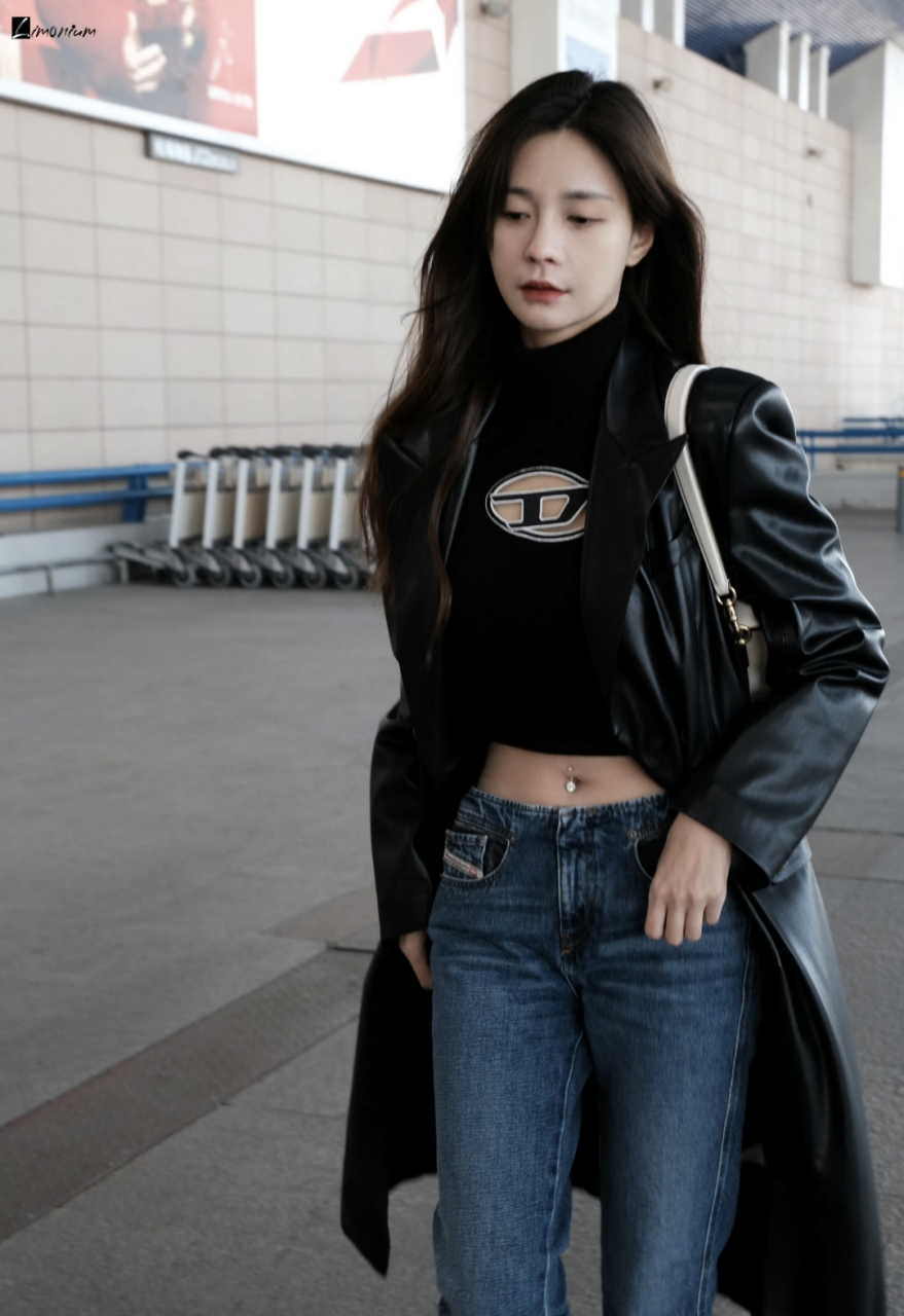 沈梦辰私服御姐魅力十足,身穿黑色皮风衣和牛仔裤搭配,大方利落,搭配