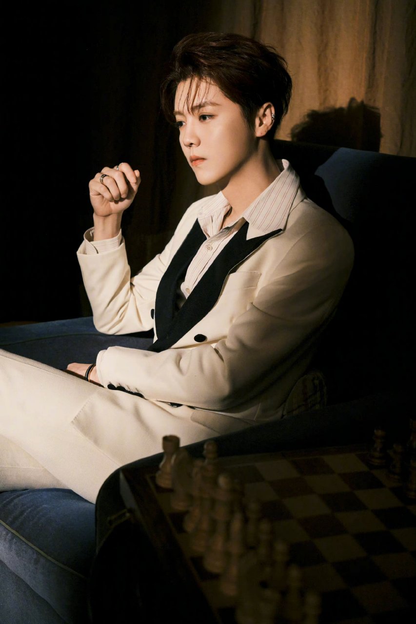 鹿晗复古西装造型真的好帅,身穿黑色驳领的米色西装套装搭配条纹衬衫