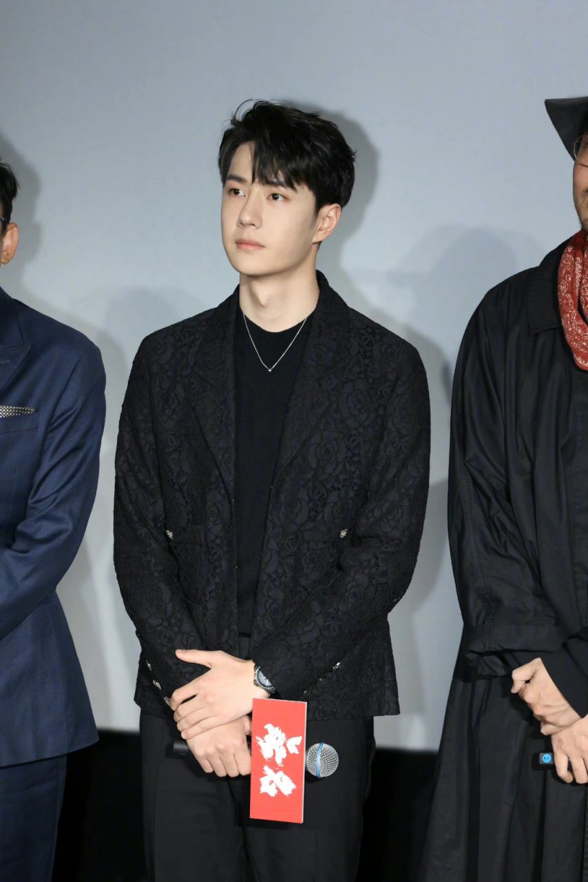 王一博出席电影首映礼活动造型,身穿黑色镂空蕾丝山茶花外套,一身all