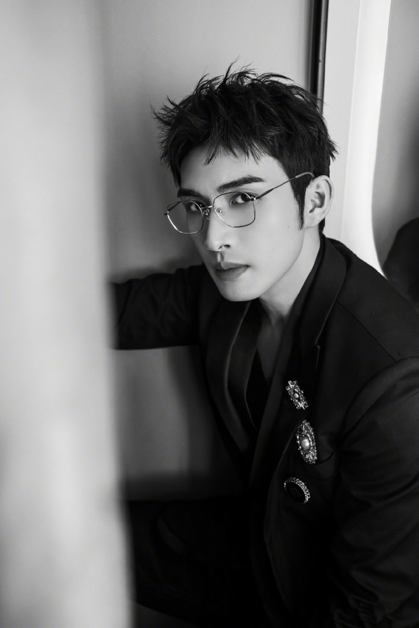 张彬彬黑色胶片感随拍造型,身穿黑色西装套装 黑色衬衫 金丝眼镜,禁欲