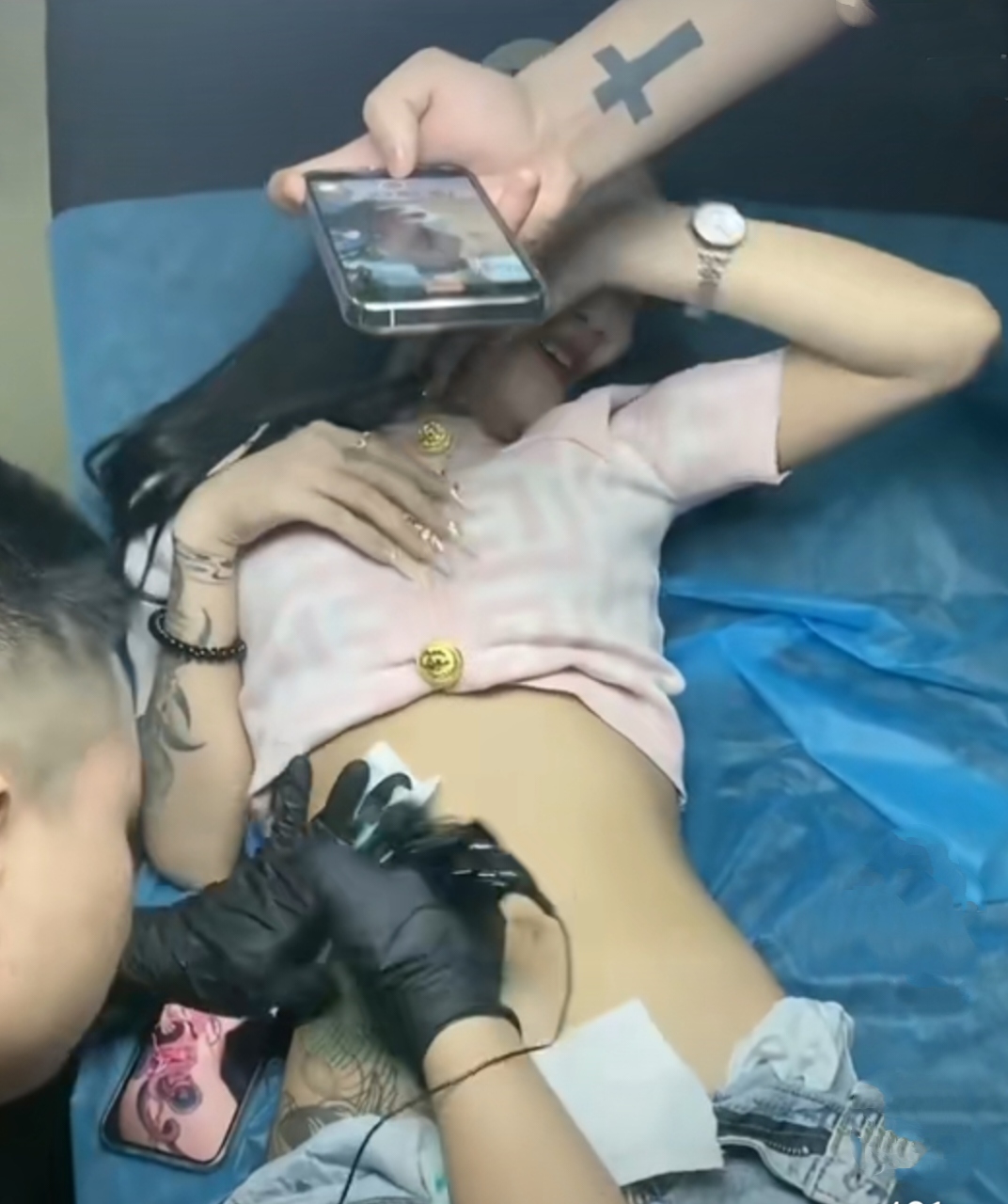 我想问问纹过身的兄弟姐妹,纹身的时候打麻药吗?怎么感觉这么疼啊?