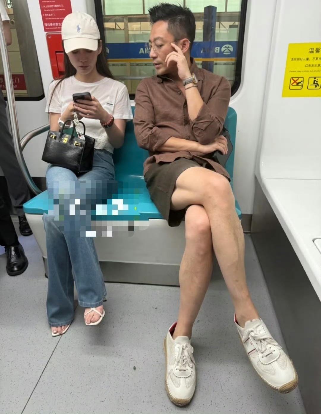 没想到汪小菲也会穿不合脚的鞋啊