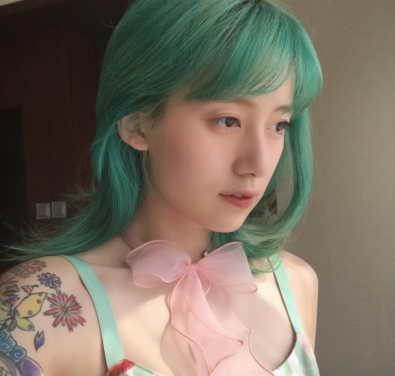 陈典,毕业于解放军艺术学院,据说之所以给自己取名为"黑尾酱"是因为