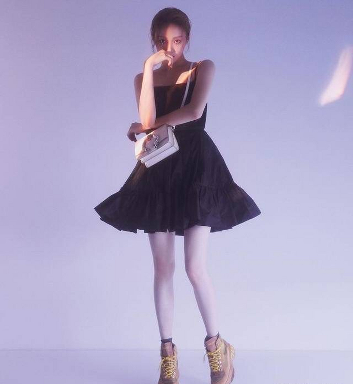 号称"韩国第一美腿"的韩国演员李圣经,体重45kg,身高175cm,腿长就占