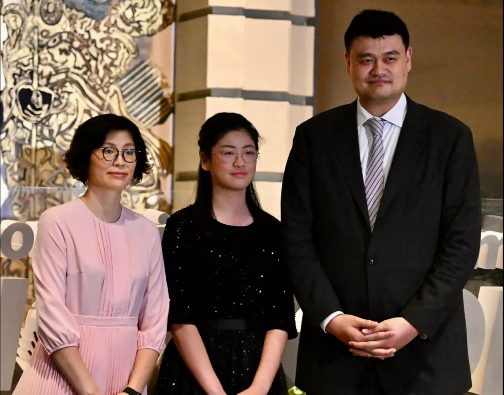 姚明一家三口现身香港出席活动,老婆叶莉一袭粉色连衣裙,妆容精致,14