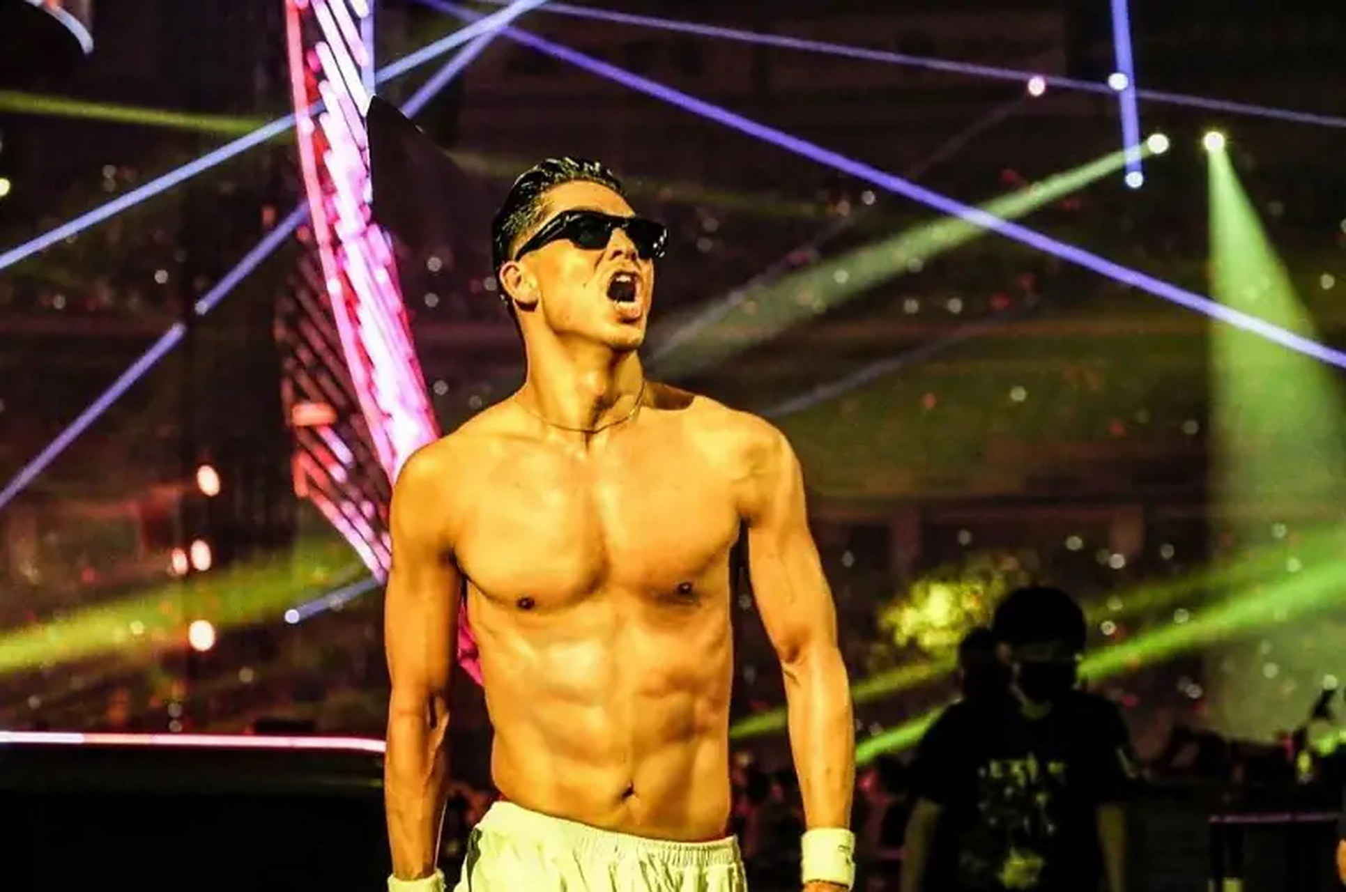 林志玲老公黑泽良平晒腹肌照,真可谓是,两个身材一流的的人完美结合!