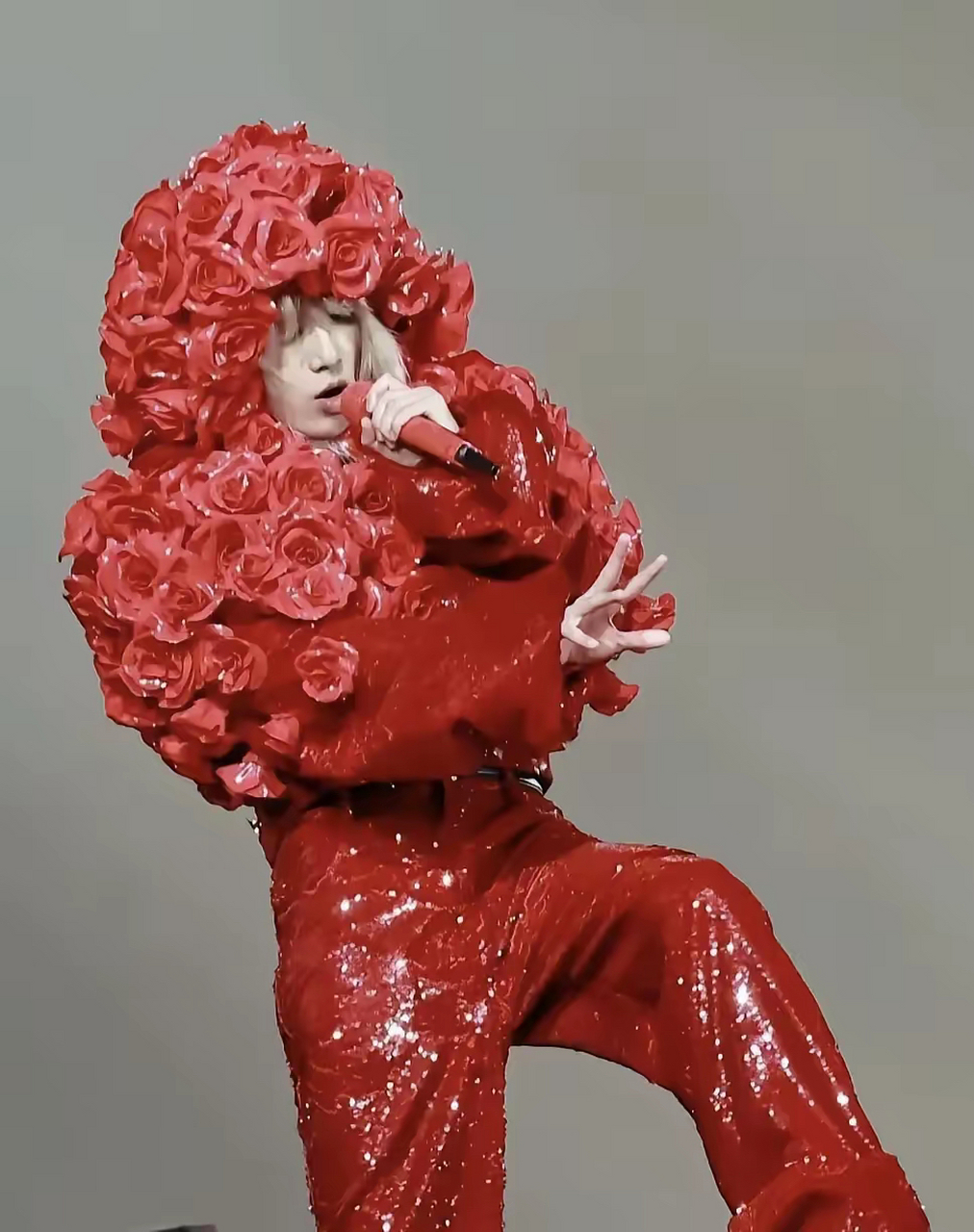 你们的"音乐鬼才"华晨宇来喽,这妖娆夸张的妆造,也没谁了吧?
