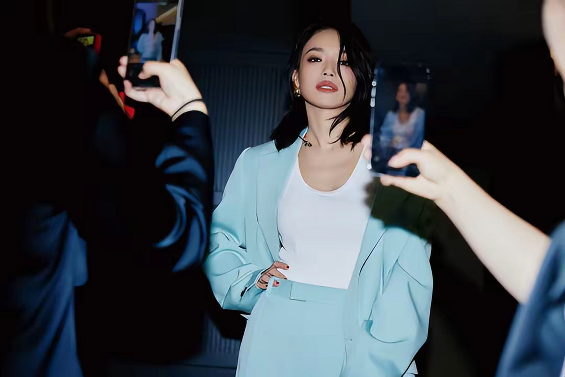 舒淇短发搭配薄荷绿西装套装,白色背心堪称神来之笔,绝了!