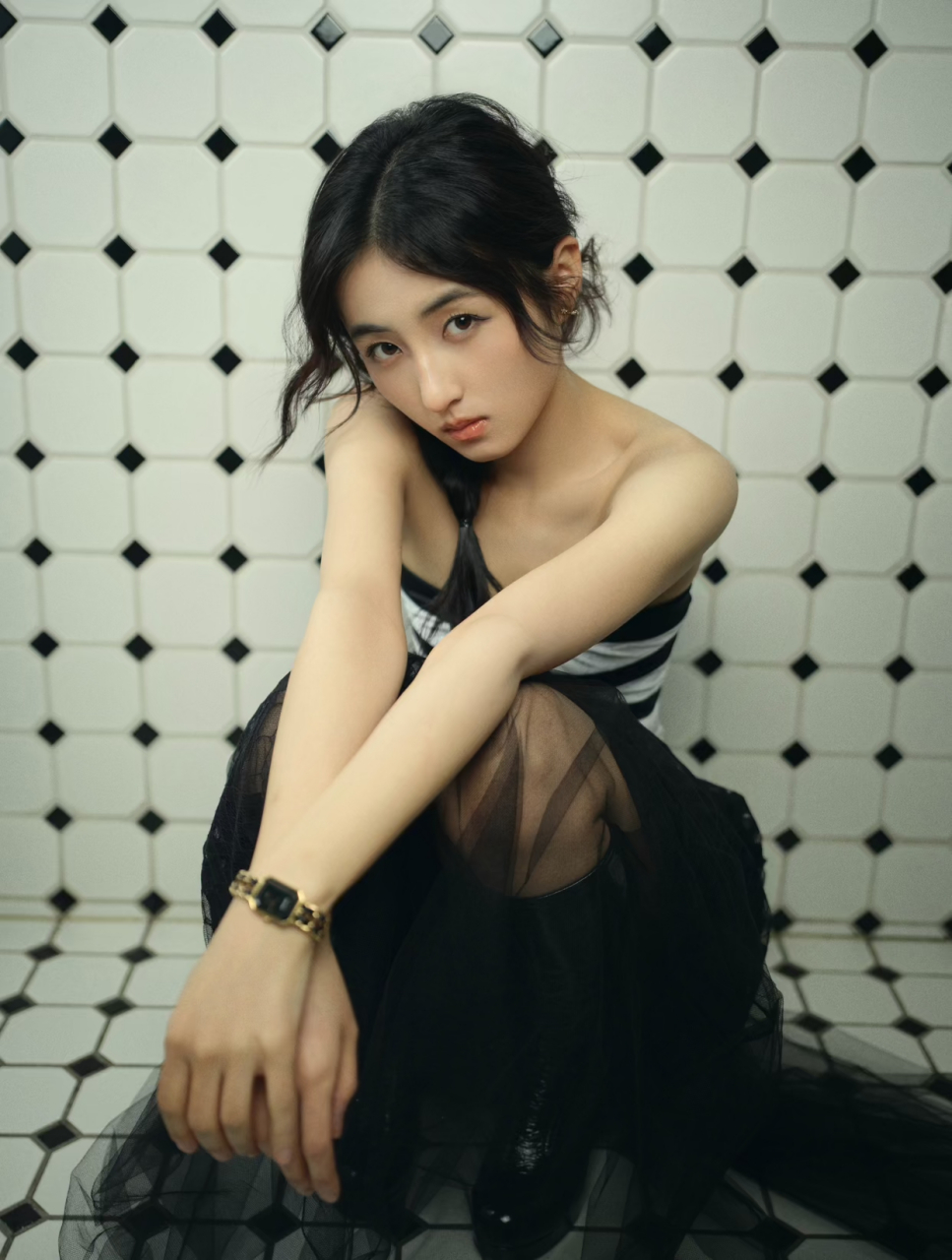 邻家有女初长成,回眸一笑百媚生,张子枫也长成大姑娘了,开始走性感