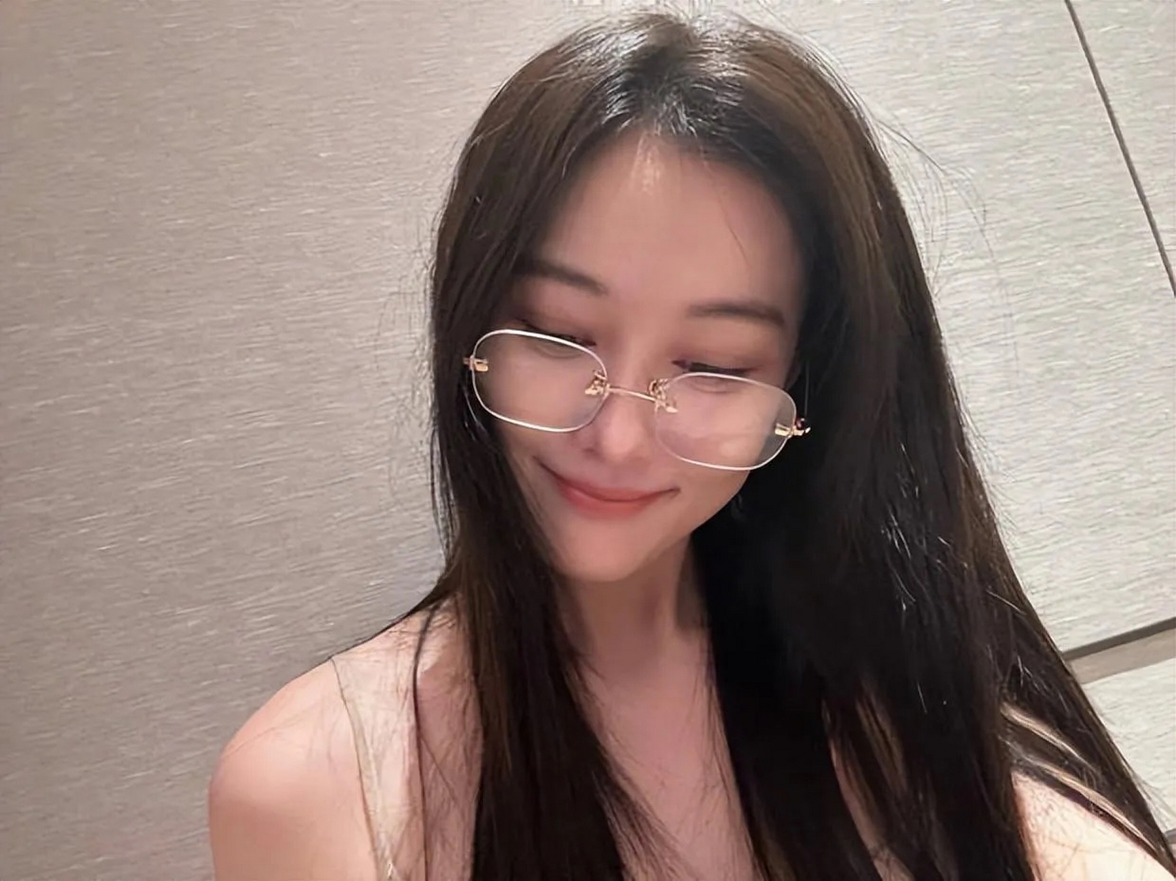 张馨予穿吊带上衣素颜自拍,没想到她不化妆也这么美!