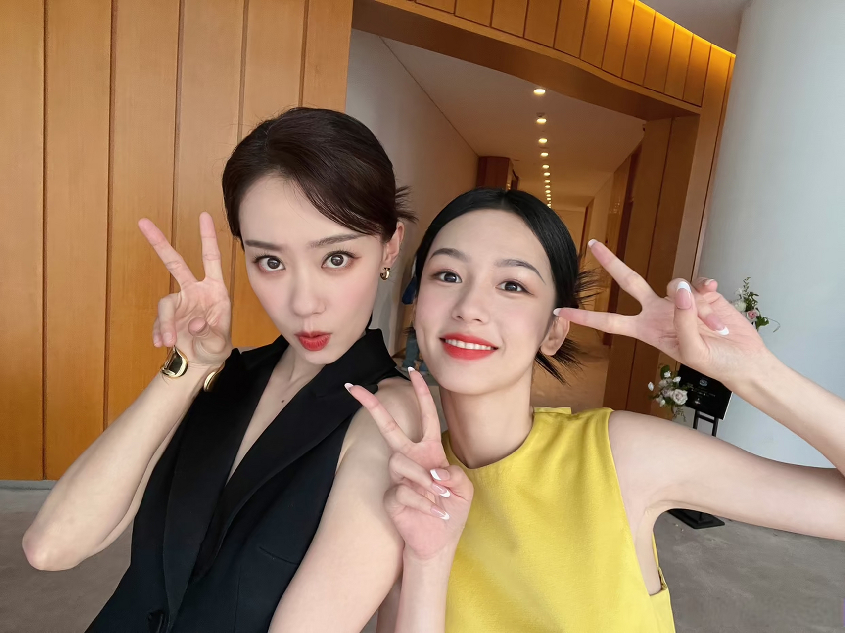 周也和张小斐两位美人同框,看不出年龄差,好美!
