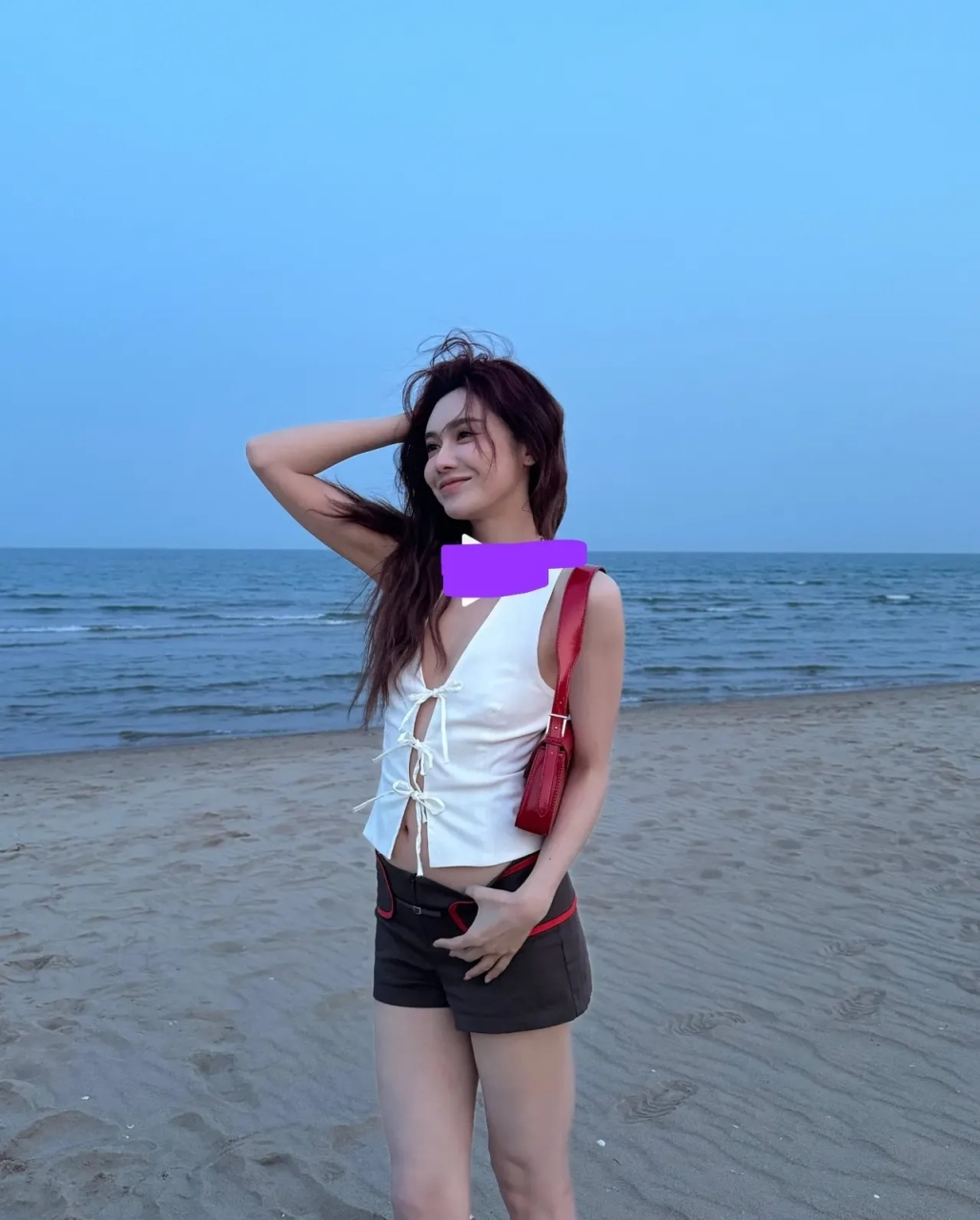 女主持人美娜晒海边美照,有一说一,美是真的美,身材也极好,就是这灯光