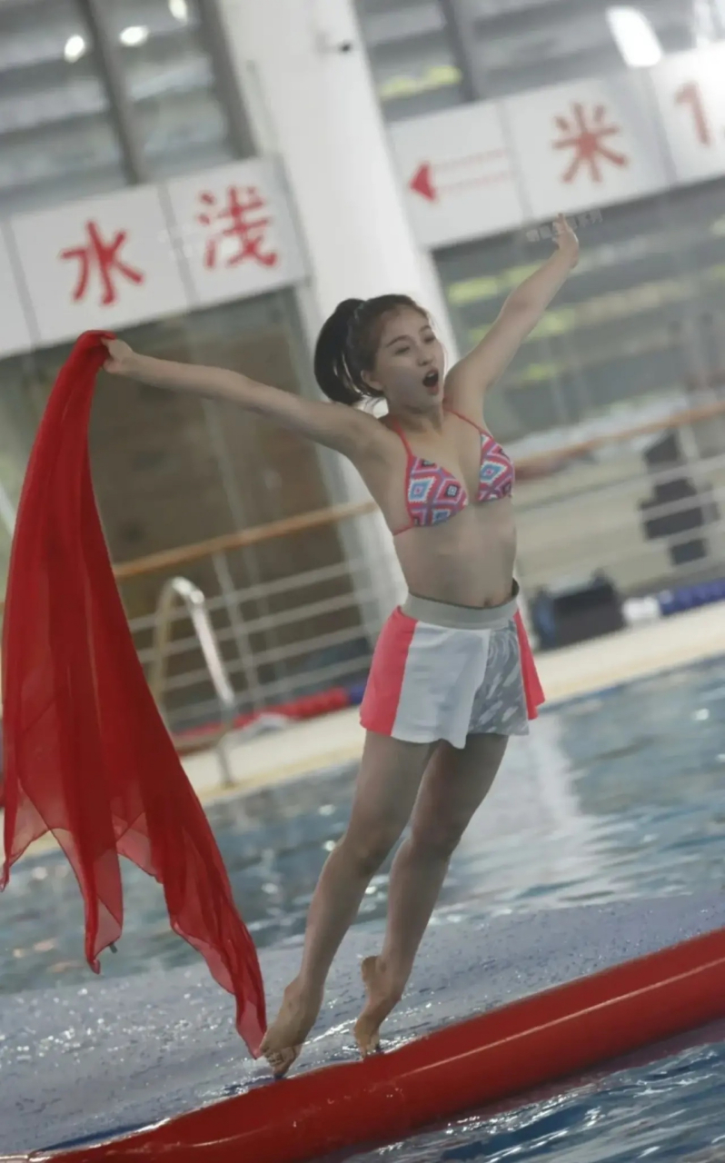 女明星虞书欣早期泳装照片曝光,网友:身材一般般!