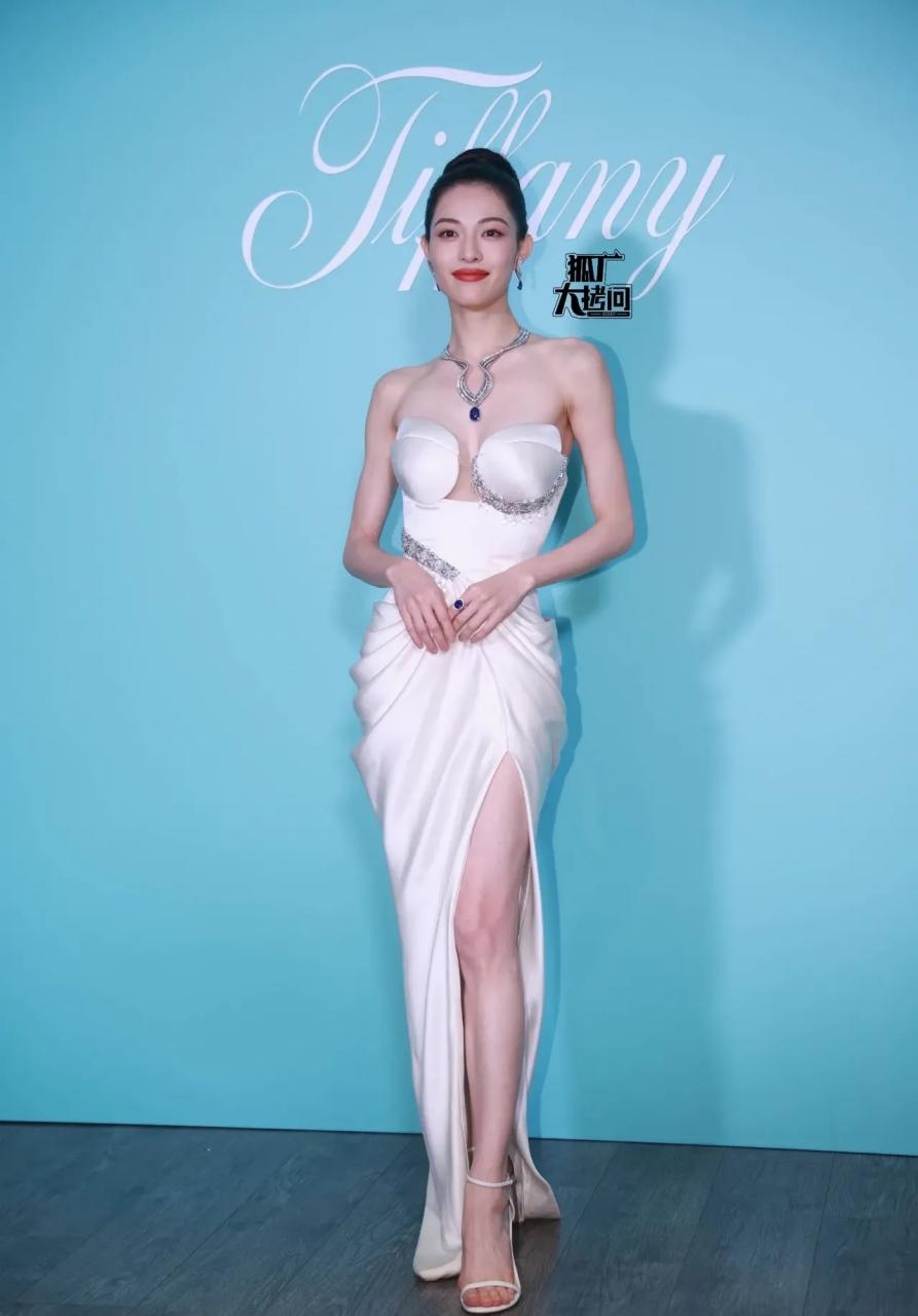 女明星钟楚曦参加活动时的生图,不得不说,她是真的美啊!