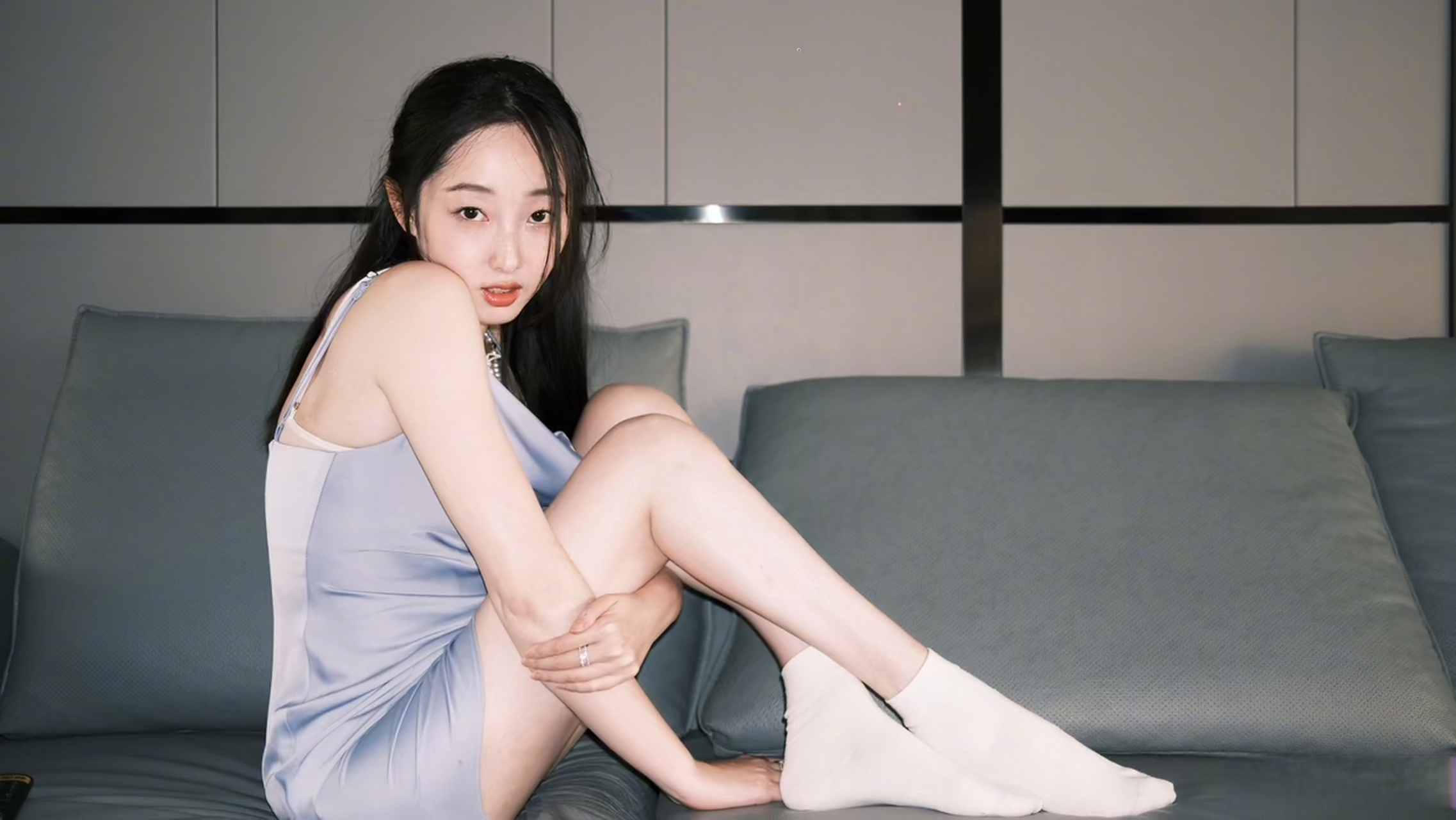 不得不说,蒋梦婕是真够白的,印象中娱乐圈白到发光的女明星好像只有