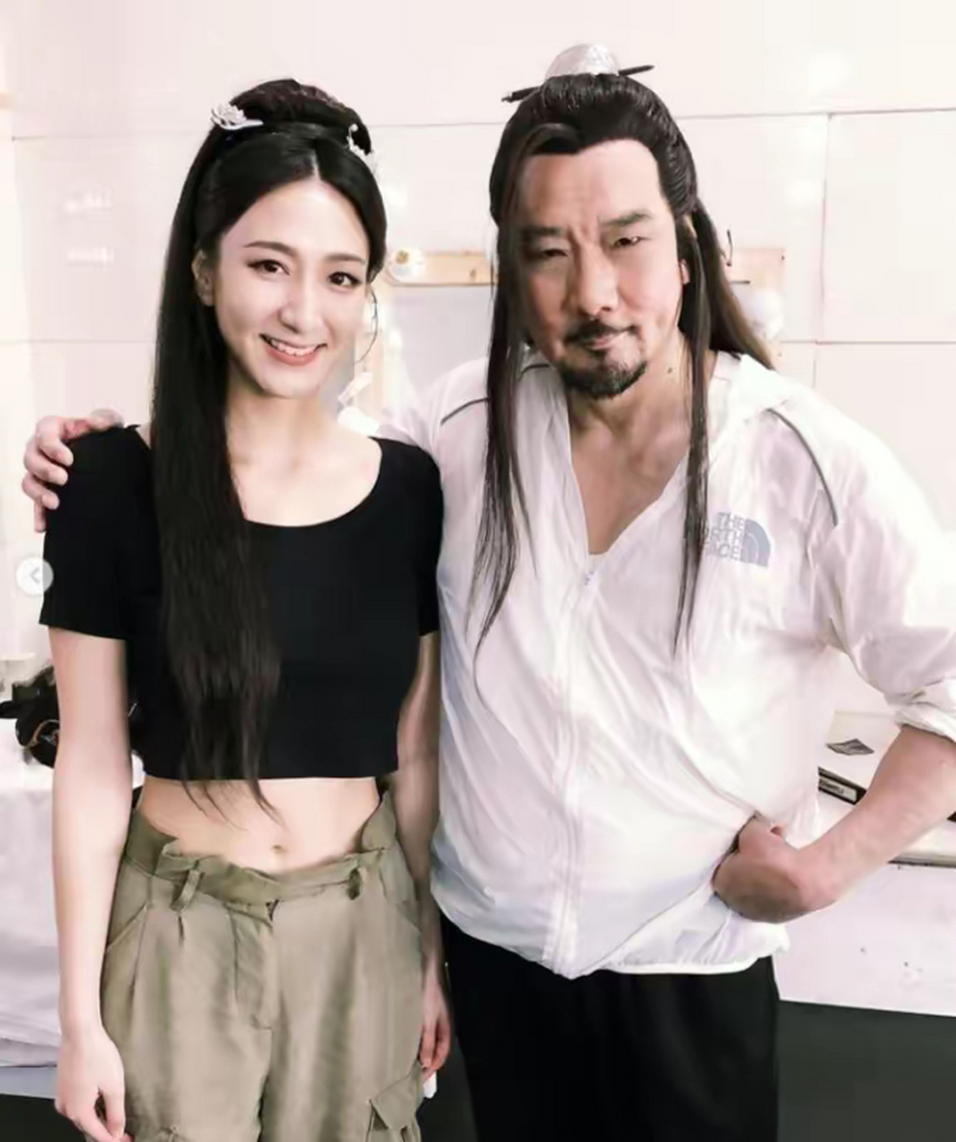 雪梨女儿晒照庆父亲节,被生父徐少强紧搂很温馨,称从不怨恨对方!
