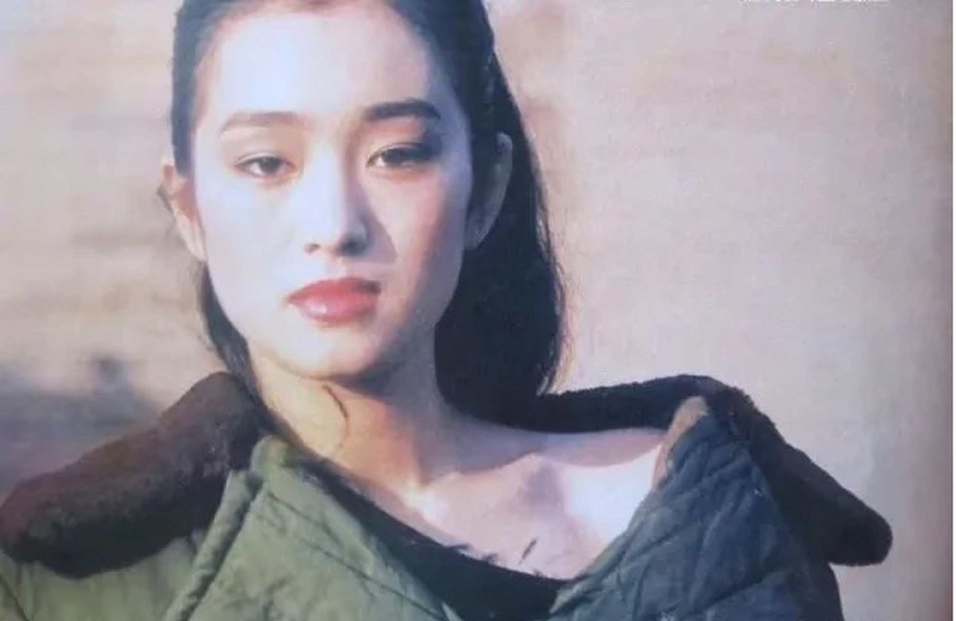 我无意间看到一张巩俐年轻时穿军大衣的照片,微微露出锁骨部分看上去
