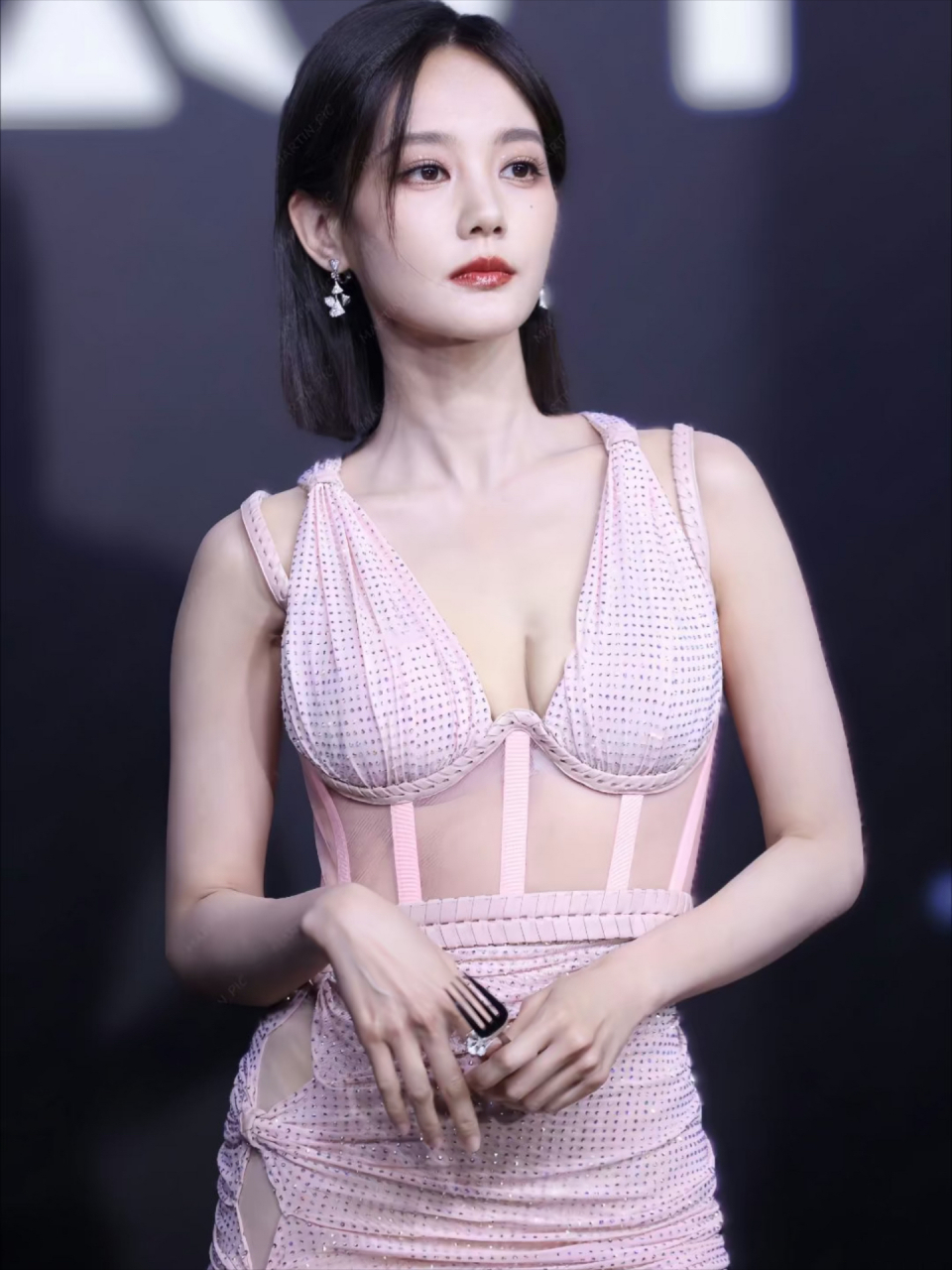 李一桐也开始在穿着上那么拼了,尺度越来越大胆了!