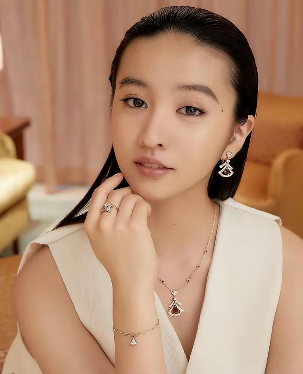 木村拓哉的女儿,20岁木村光希硬照翻车,发型贴头皮妆感显脏,鼻环透视