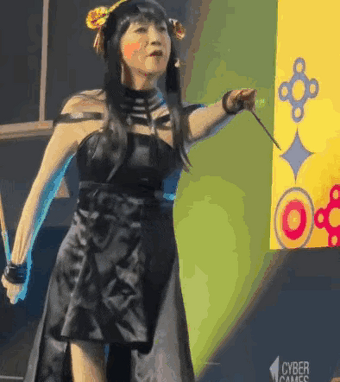 71岁女港星谢雪心漫展玩cosplay,身材依然火辣!