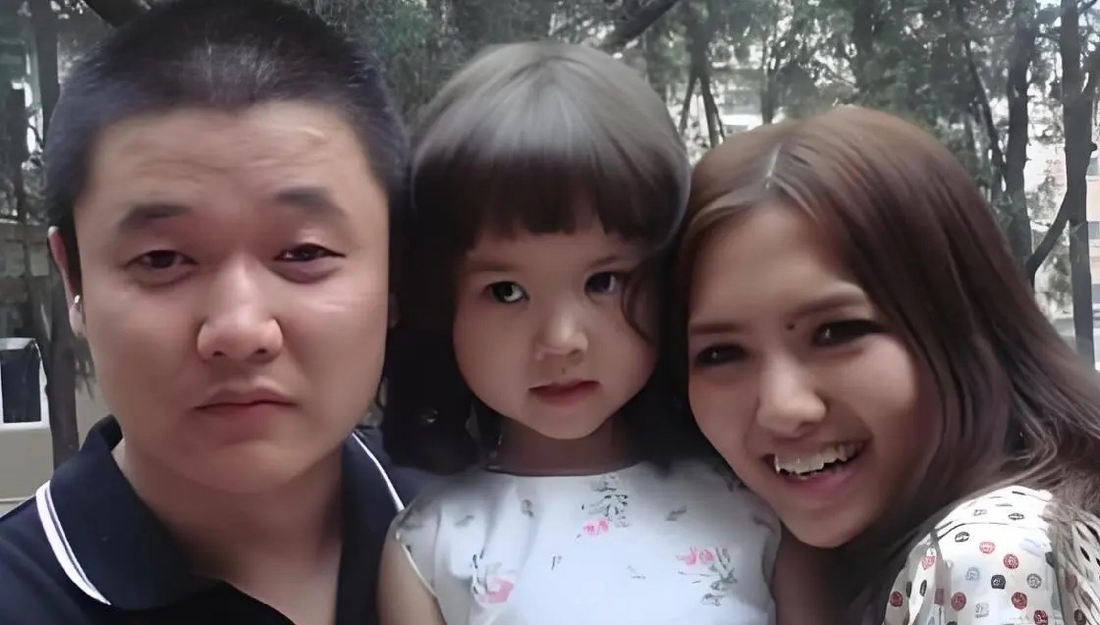 肖央一家3口被偶遇,妻子穿碎花裙身材好,给3岁女儿穿30元鞋子,有人夸