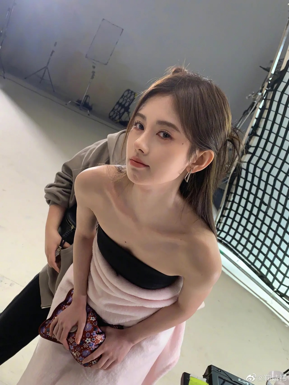 鞠婧祎最新美照,图1胸前的那颗痣真是太抢镜了!