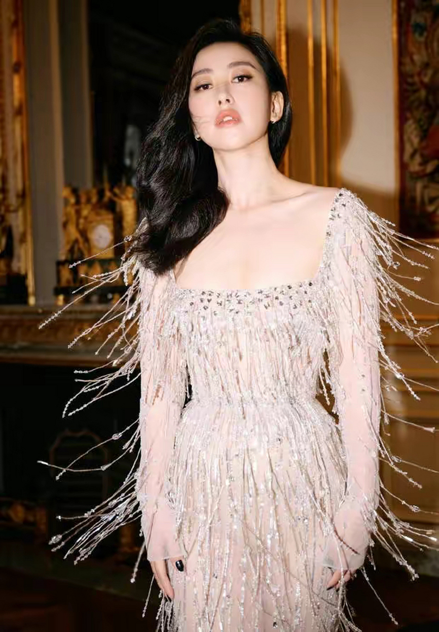 朱珠穿透视连衣裙展现曼妙身姿,大露锁骨妩媚动人,气质十足太撩人!