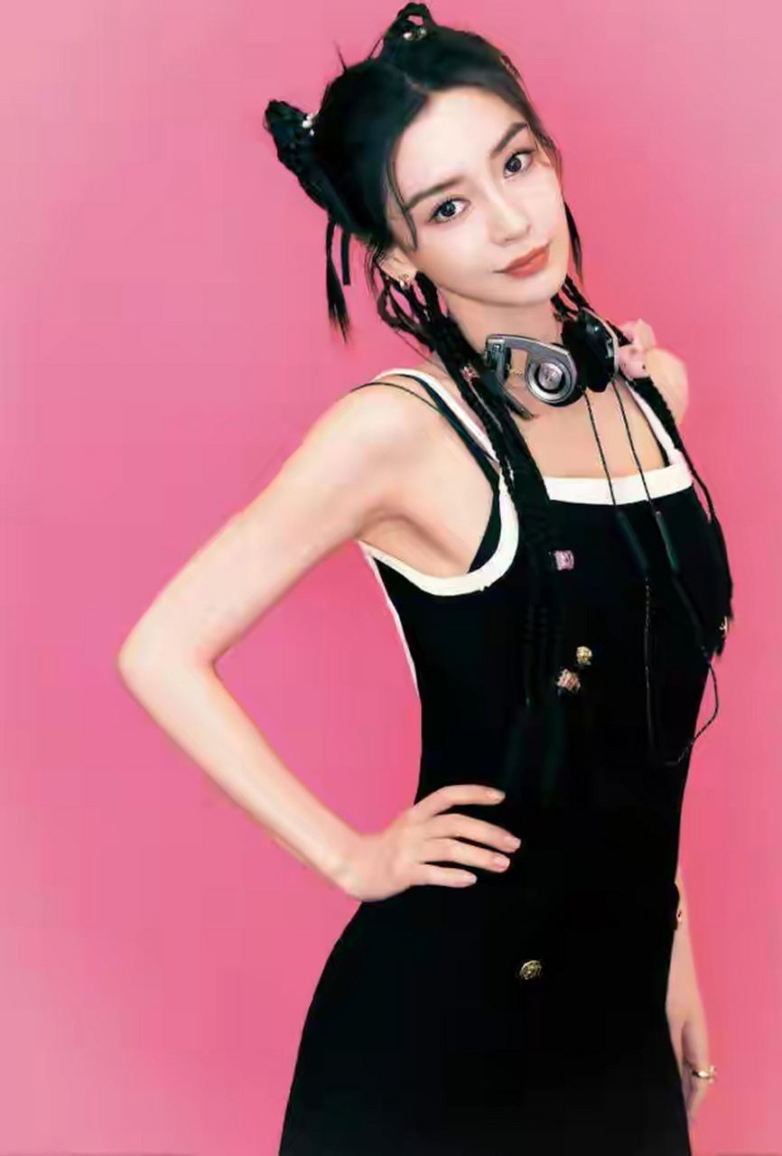 angelababy穿超短裙变千禧辣妹,腰肢纤细甜辣十足,少女感十足!