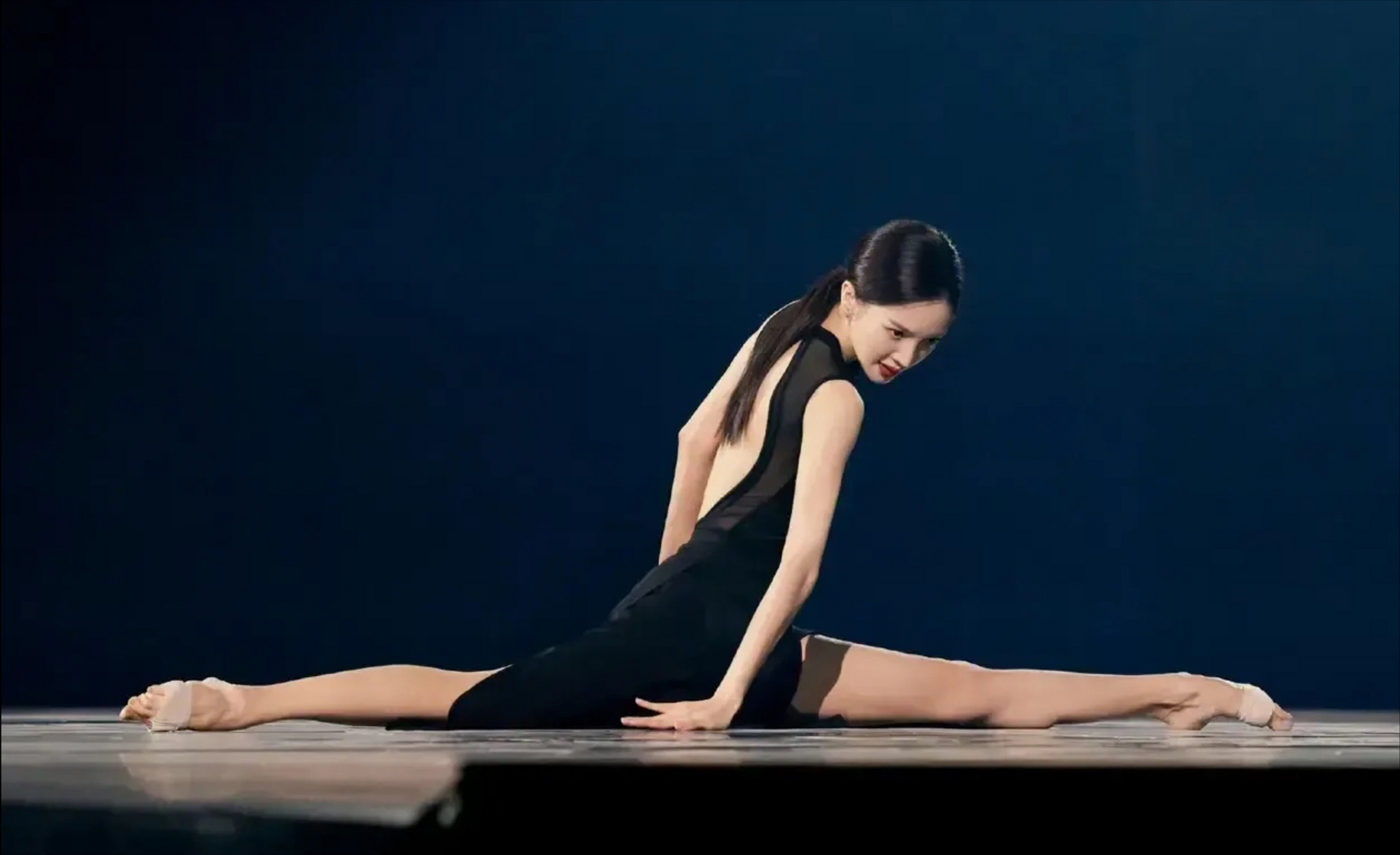 金晨不愧是舞蹈演员出身,这一字马的功底就是厉害,一般人很少能做到吧