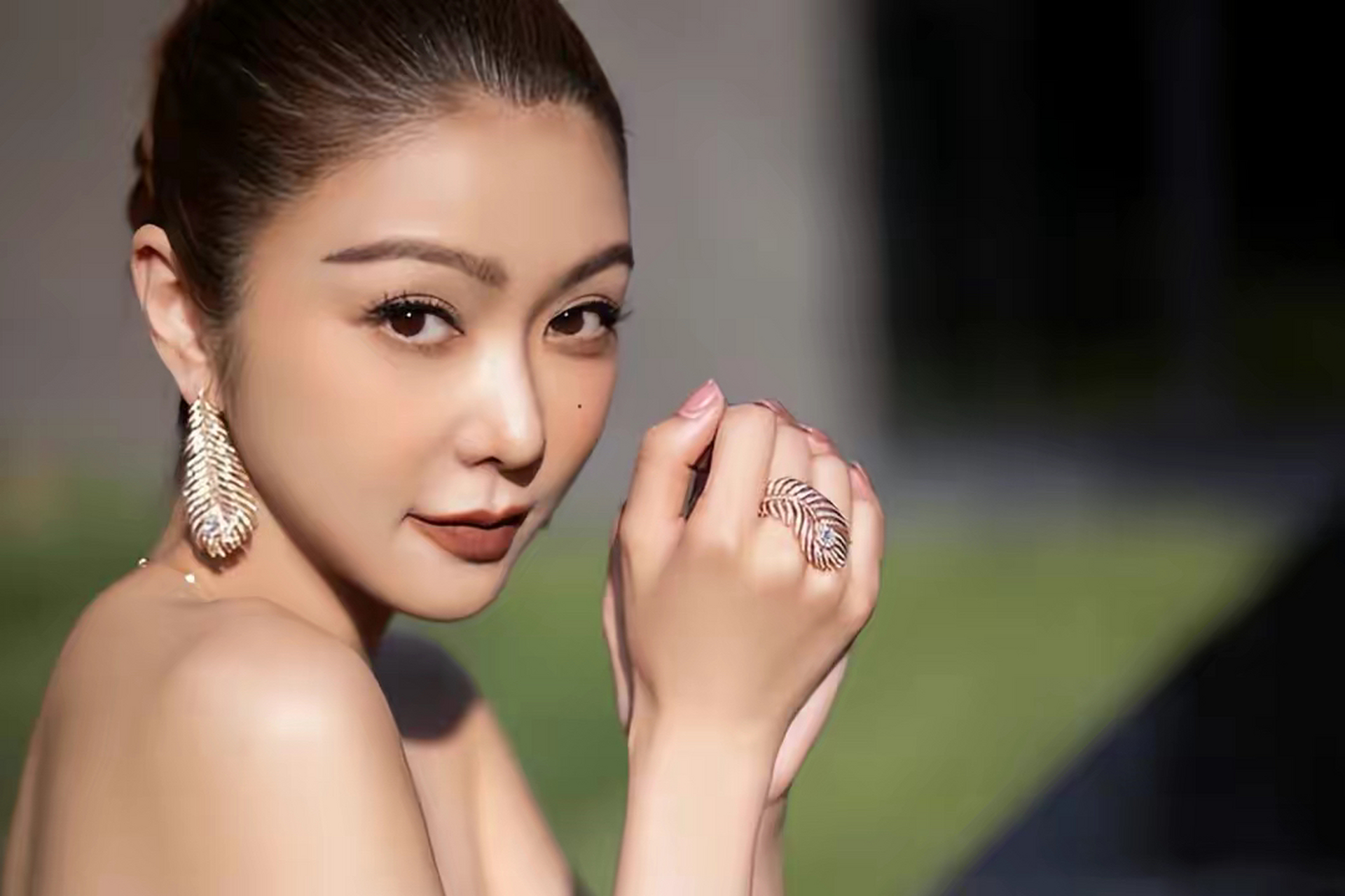 薛凯琪穿修身长裙勾勒好身材 气质优雅眼神勾魂