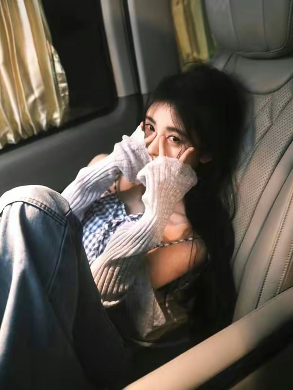 鞠婧祎双手比耶俏皮可爱,单手托腮露香肩,好美!