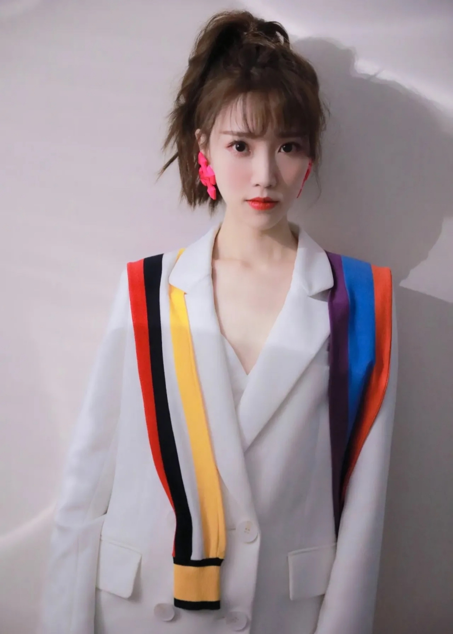 江苏台的这位主持人好美啊,颜值高身材好,大长腿又白又直,图2爱了爱了