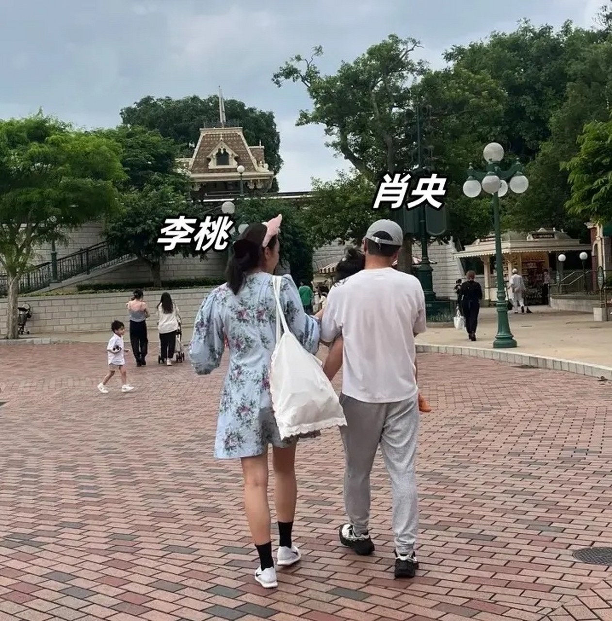 肖央一家3口被偶遇,妻子穿碎花裙身材好,给3岁女儿穿30元鞋子,有人夸