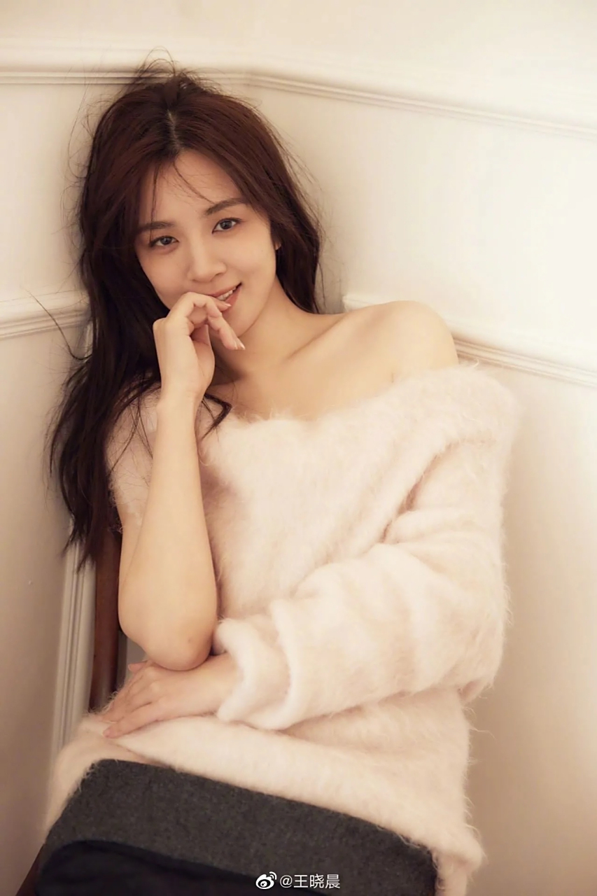 王晓晨晒性感美照,香肩外露