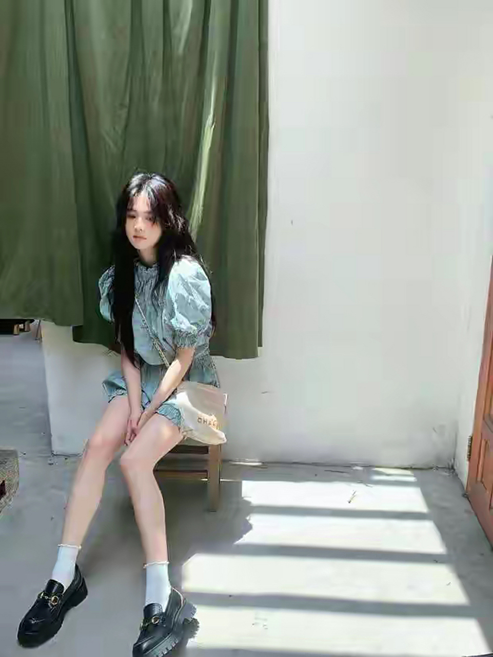 白鹿穿浅蓝套装搭配蓬松黑长直 长腿雪白变身忧郁少女