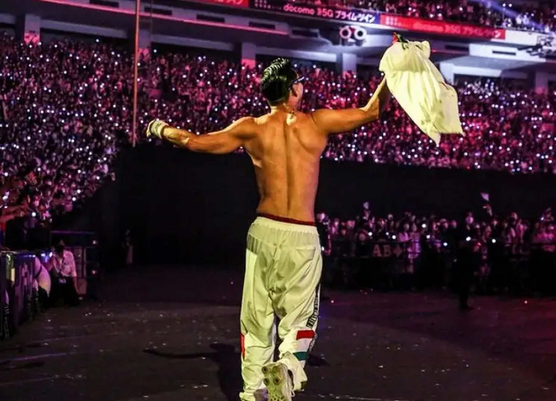 林志玲老公黑泽良平晒腹肌照,真可谓是,两个身材一流的的人完美结合!