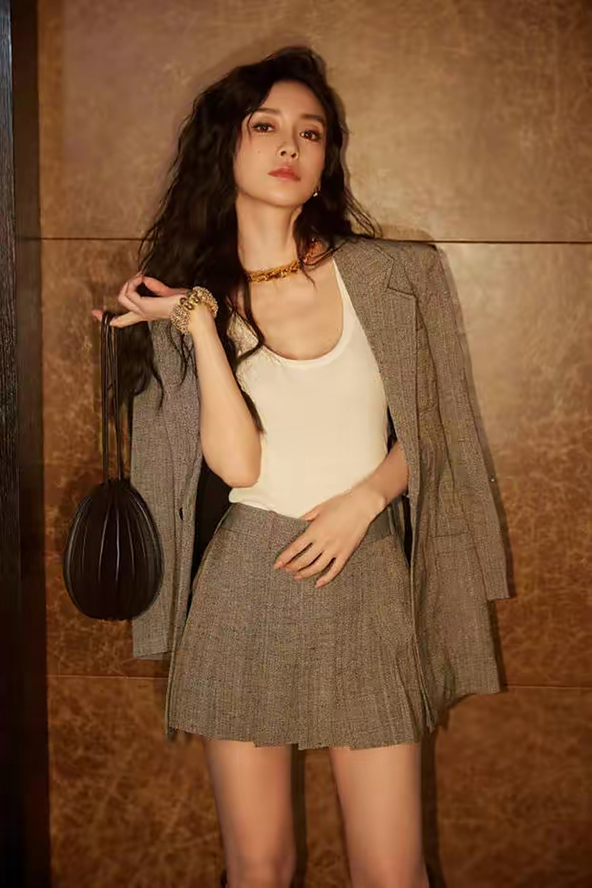 angelababy披西装外套优雅迷人,羊毛卷造型知性温柔,白色背心配短裙